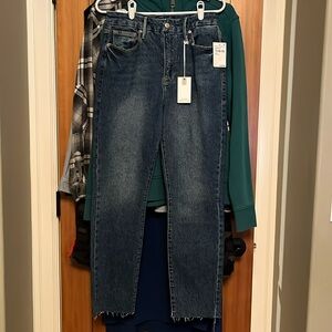 Good American skinny ish Hi Rise gap proof waist. Made to make legs look longer